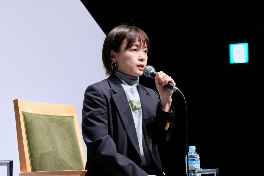 オイシックス株式会社 経営企画本部 グリーン戦略室 室長　東海林園子氏がステージ上で「価格の壁「1.3倍の法則」」について話す様子