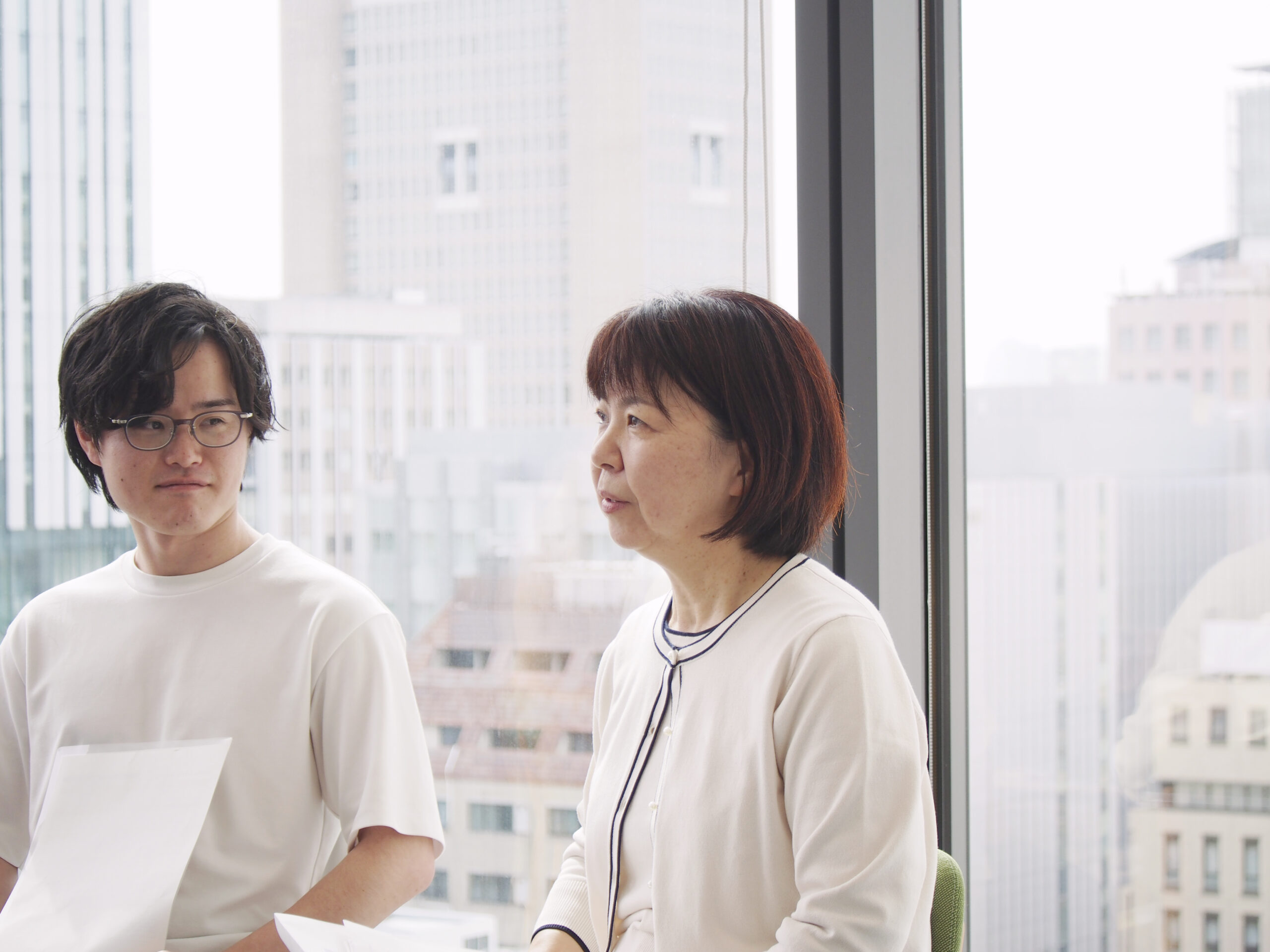 クレシア従業員の三田さんが小林さんが真剣に話している様子を見ている