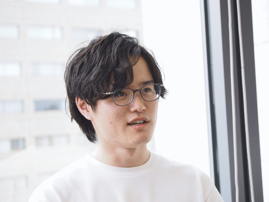 クレシア従業員の三田さんが話している様子
