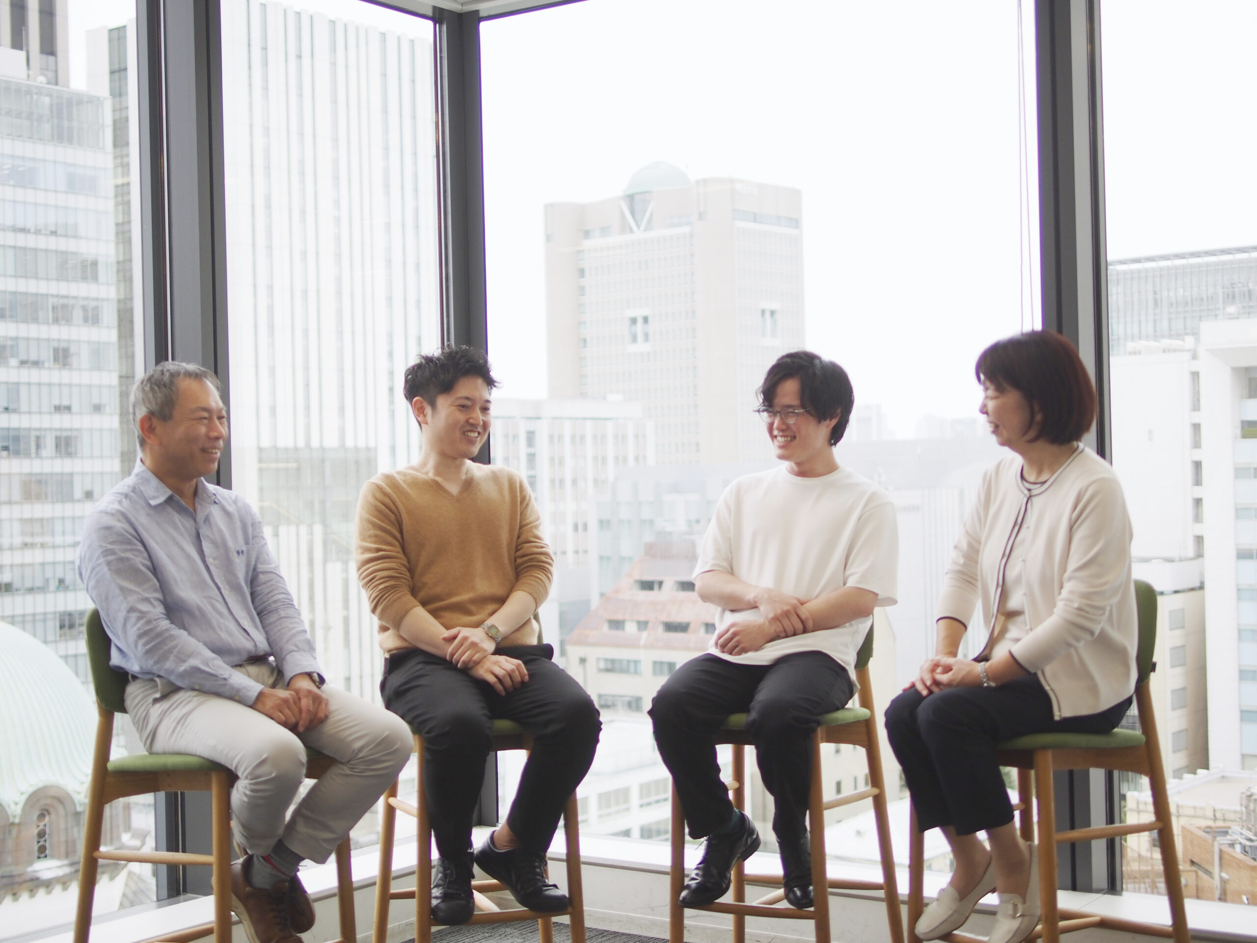 甲斐さん、林さん、三田さん、小林さんが横並びでイスに座って話している様子