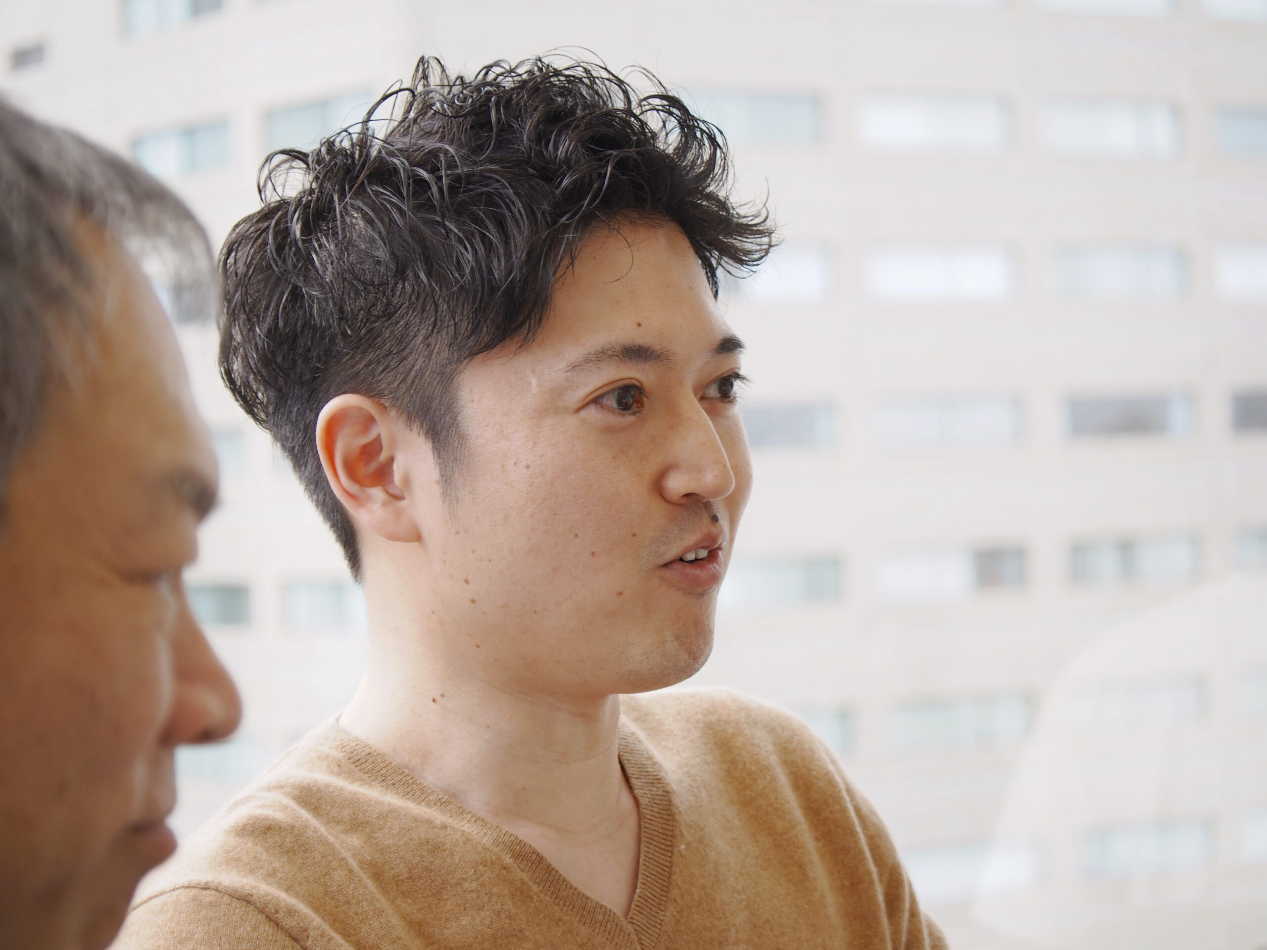 クレシア従業員の林さんが少し笑いながら話している様子