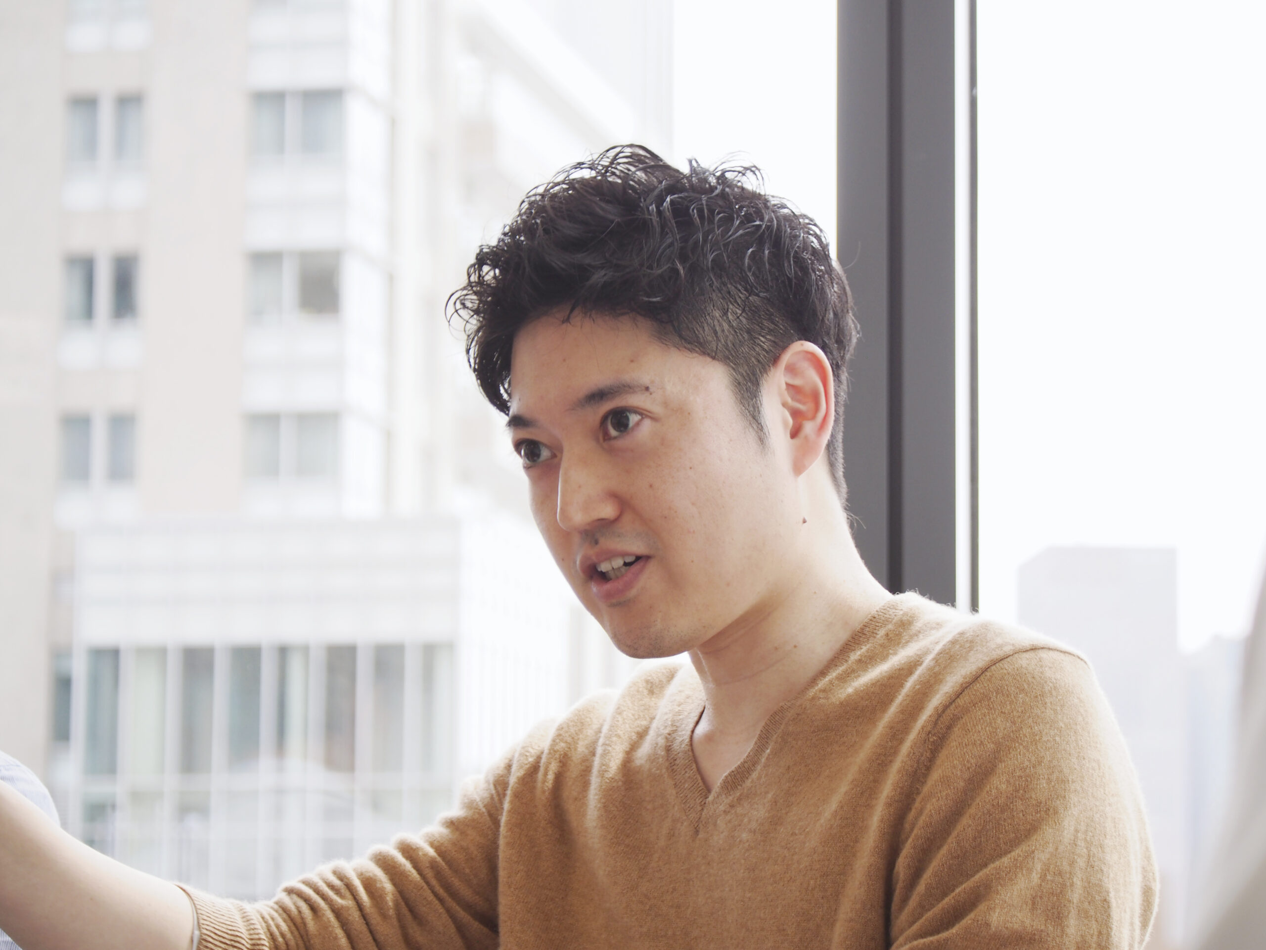 クレシア従業員の林さんが話している様子