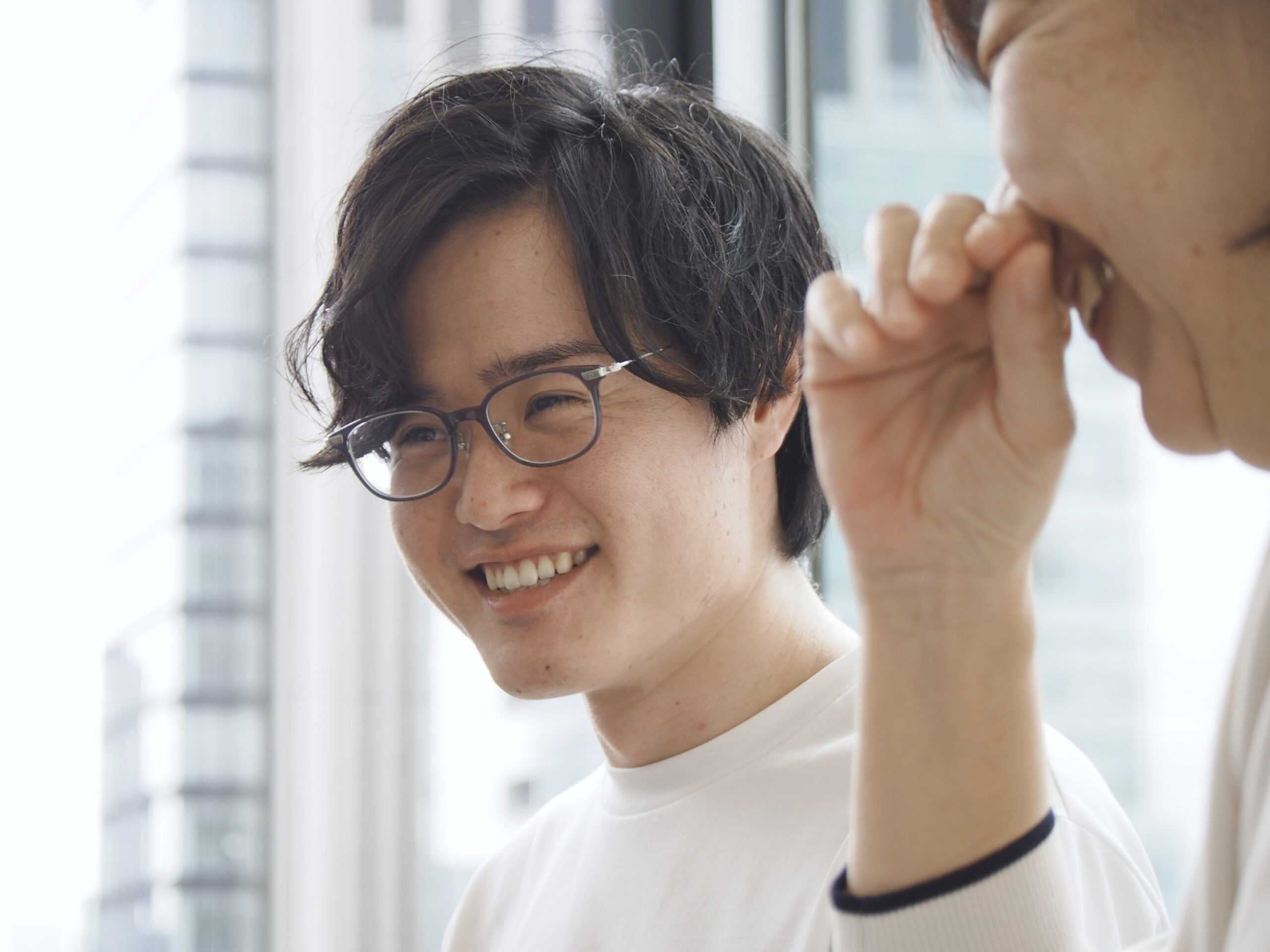 クレシア従業員の三田さんが笑いながら話している様子