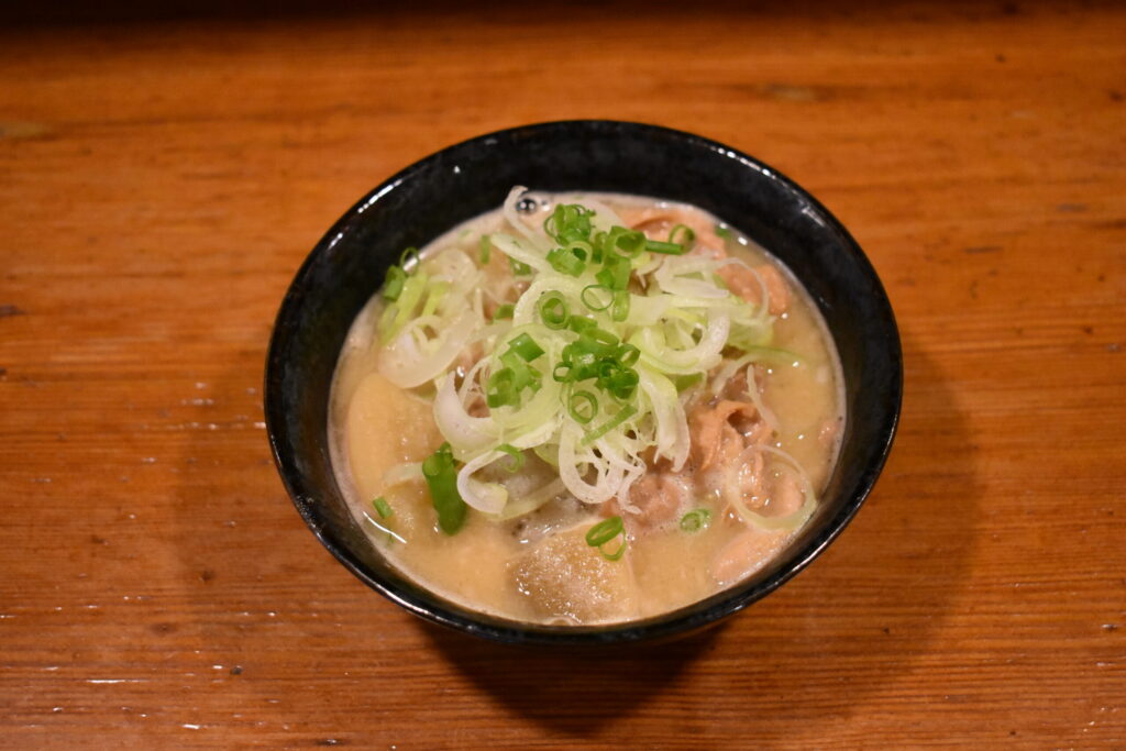 開成町あじさいの近くにある居酒屋「かっぱ」のもつ煮