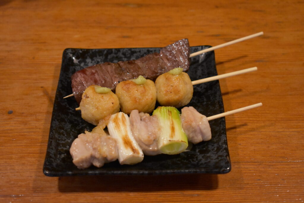 開成町あじさいの近くにある居酒屋「かっぱ」の串焼き