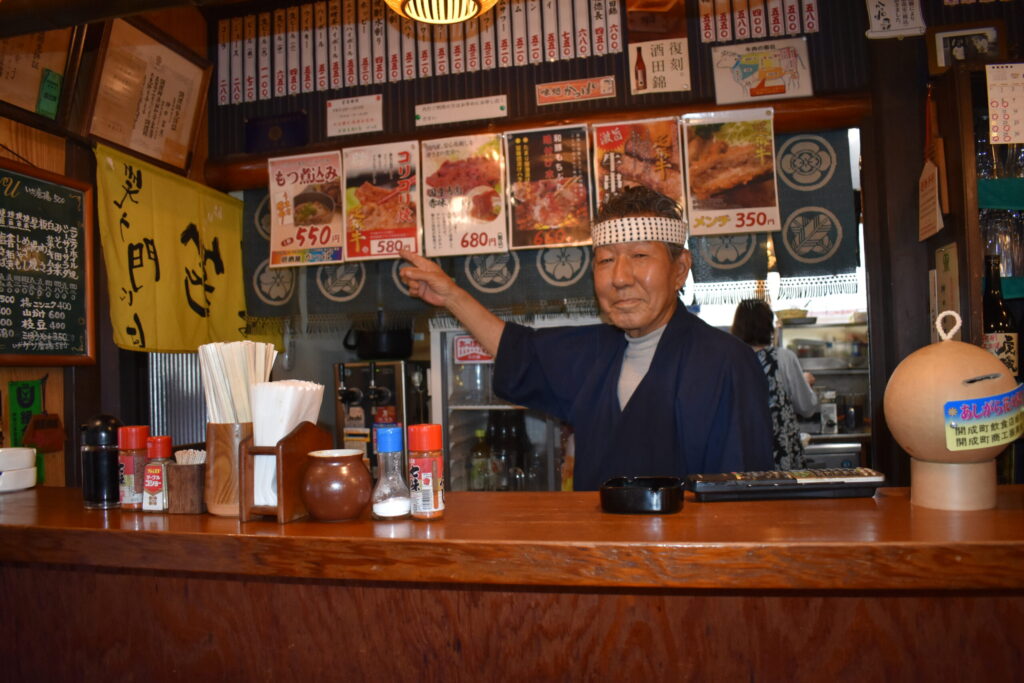 開成町あじさいの近くにある居酒屋「かっぱ」の温かいマスターが店を紹介している様子