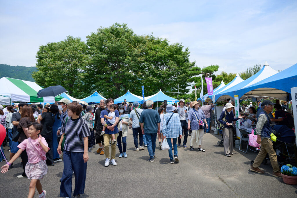 開成町あじさいまつりのメイン会場に様々な出店が出て賑わっている様子