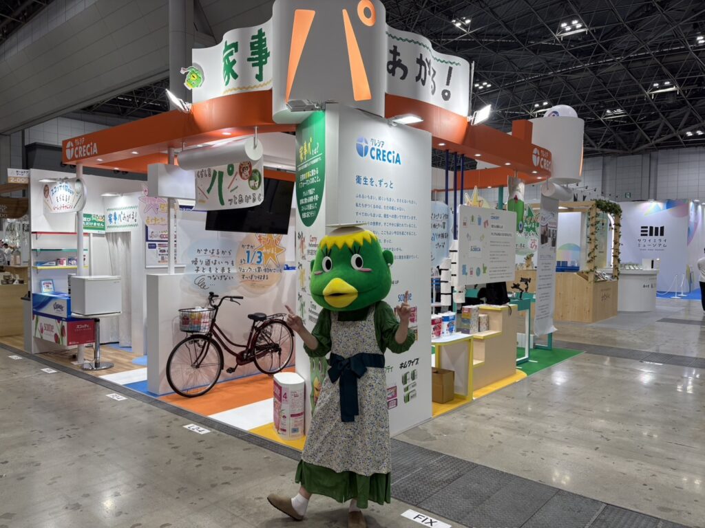 クレシアブースの前にスコッティのカッパちゃんが立っている様子