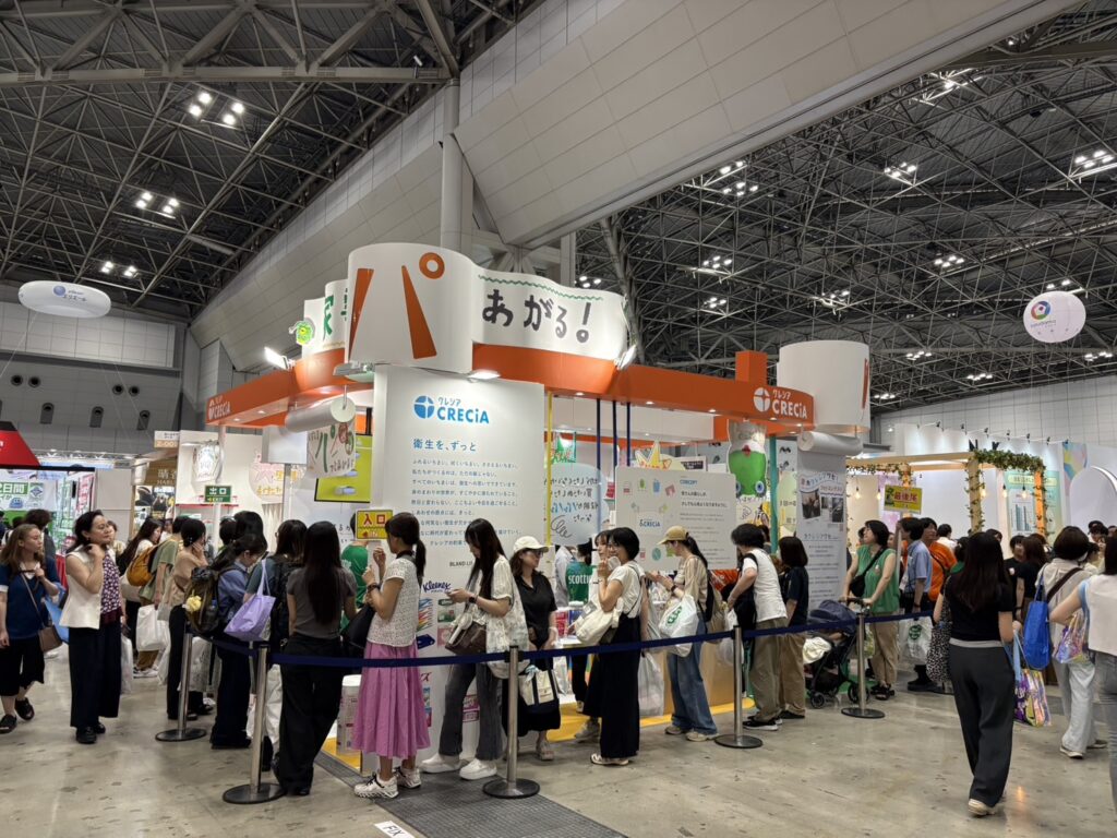 クレシアブースの前に行列ができている様子