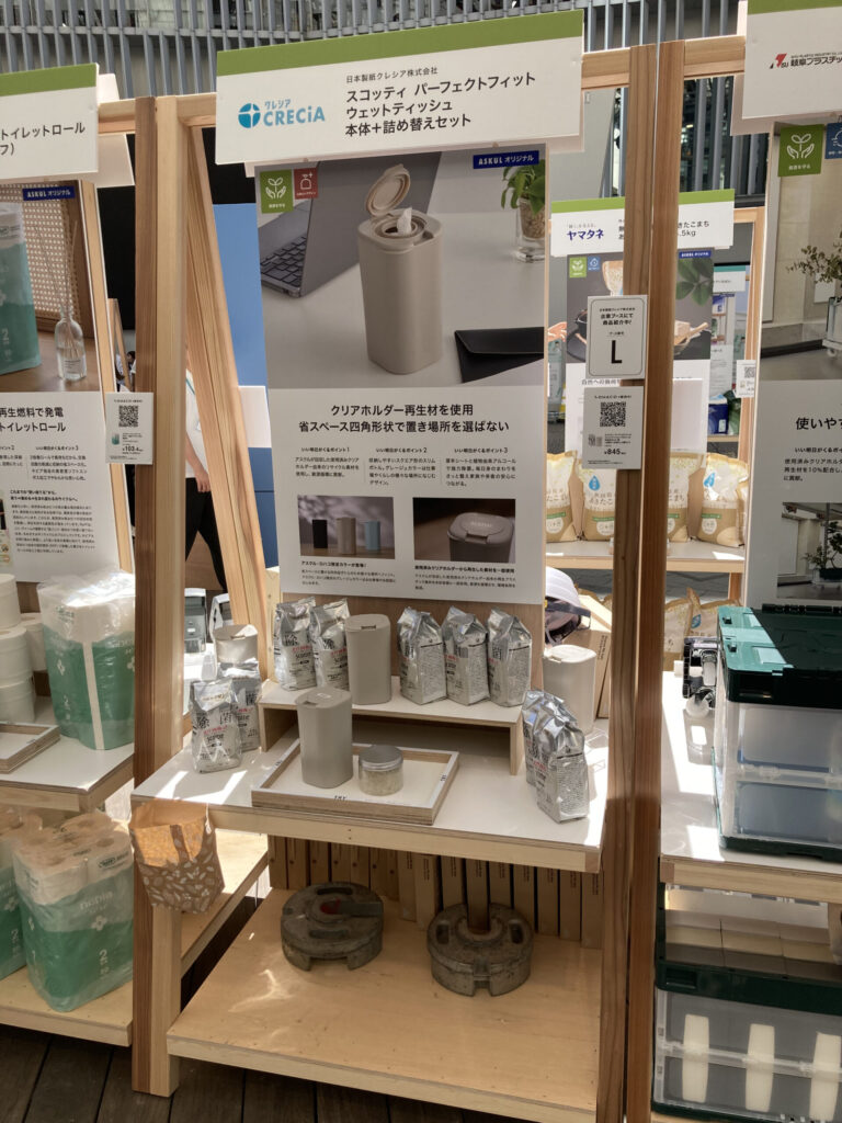 スコッティ パーフェクトフィット ウェットティシュー 除菌アルコール 本体・つめかえセット サステナグレージュの本体を説明ボードとともに展示している様子