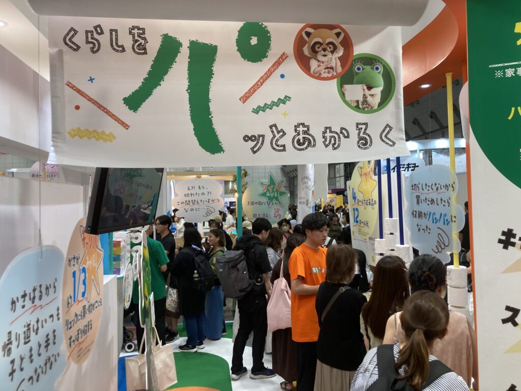 クレシアブース内がたくさんの人でにぎわいをみせている様子