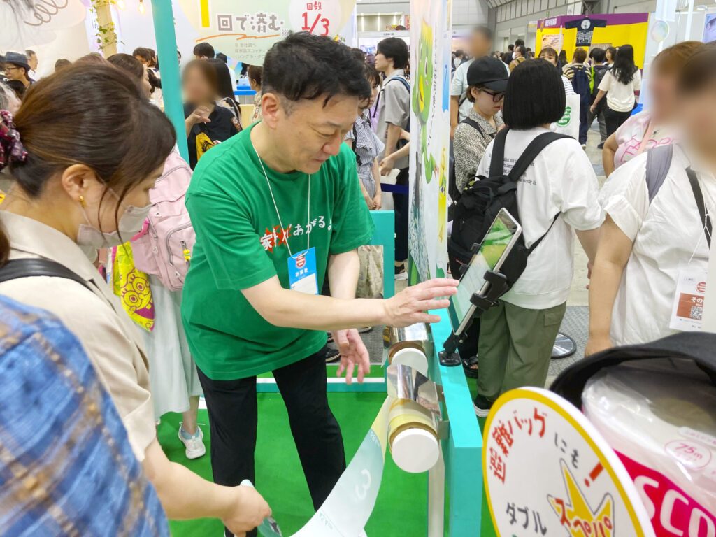 「3倍長持ちロール」の長持ちシミュレーターを参加者が体験している様子