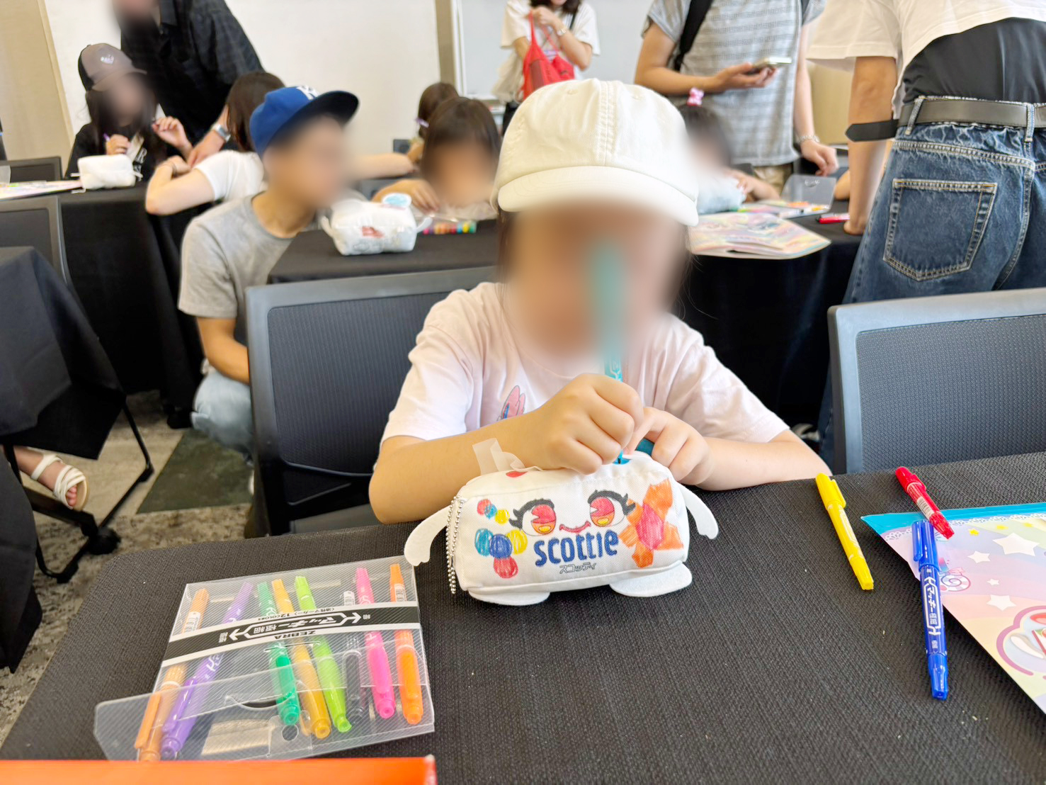 「ごっこランドEXPO」に参加し、クレシアのブースでぬいぐるみの色塗り体験をする子どもの様子②
