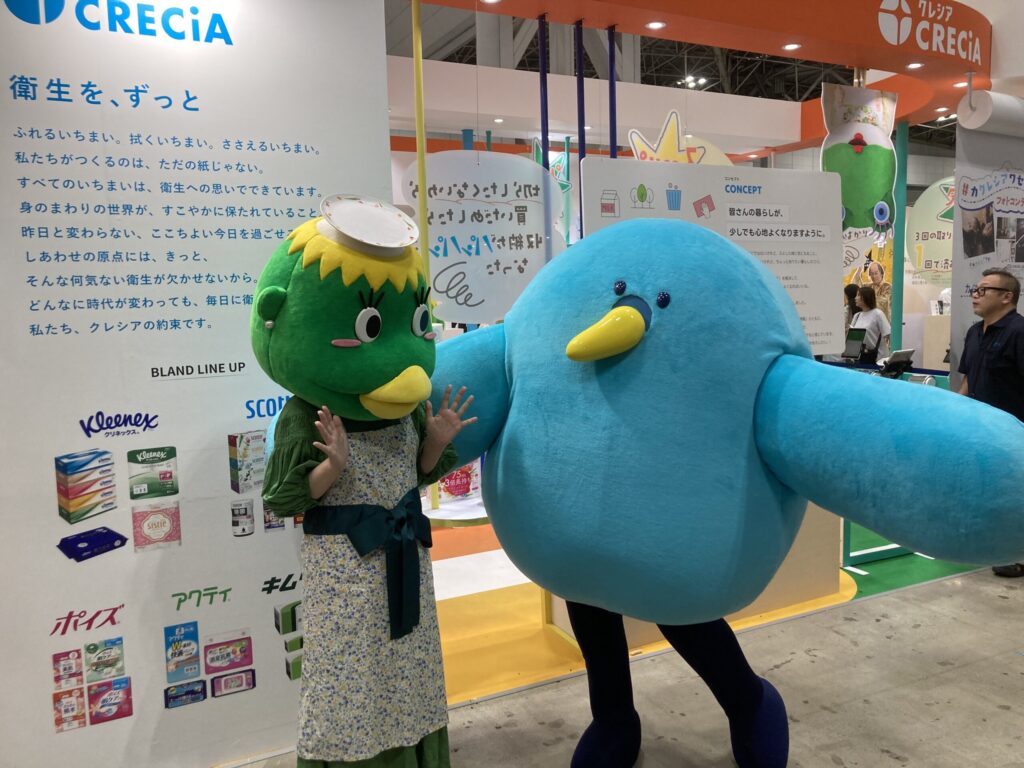 スコティのカッパちゃんとサニパック公式キャラクターのかもめのサニーが横に並んでいる様子